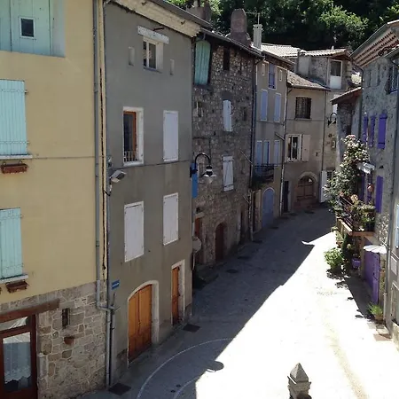 L'auberge De *
